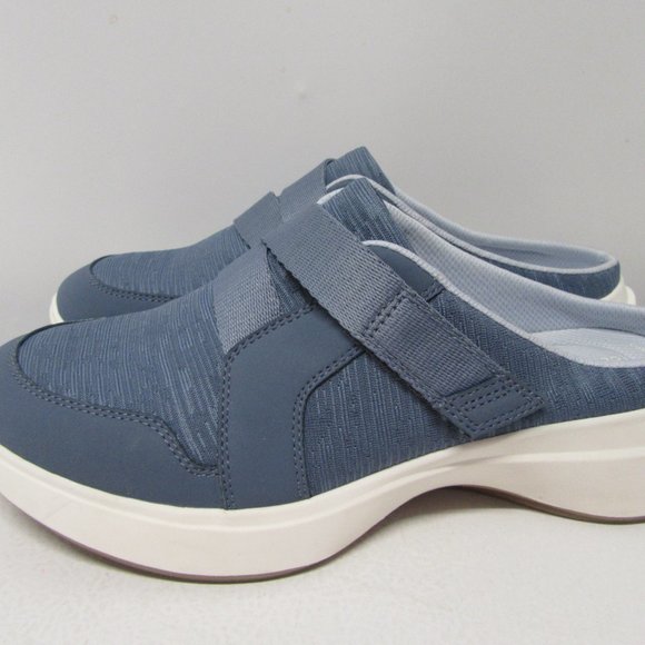 NEW! Clarks Light Blue Cloudstepper Slip On Sneakers - Size 7 - Picture 4 of 10